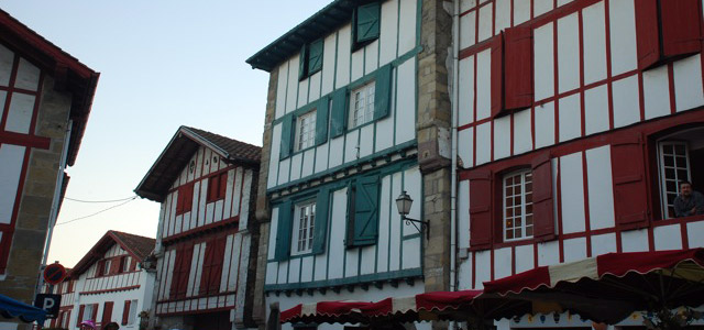 Façades de maisons basques